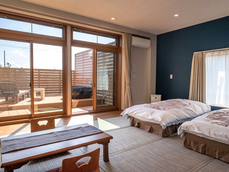 露天風呂付き和洋室
露天風呂がついた、オーシャンビューのお部屋です。
室内～テラスと開放的な空間で羽をのばしてお寛ぎいただけます。