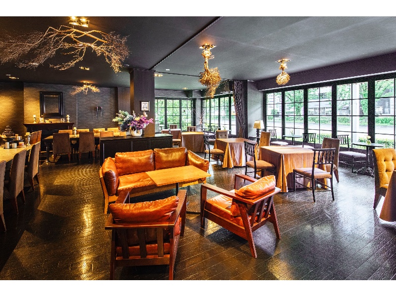 【カフェルーム】少人数希望のお客様にオススメです！
部署での飲み会、女子会等、特別な雰囲気で美味しいお食事を楽しみたい方にぴったり！
ビストロメニューを堪能できる大人気ビストロダイニングプランもこの会場だけ！

〔収容人数〕立食：20~40名　　着席：20~30名