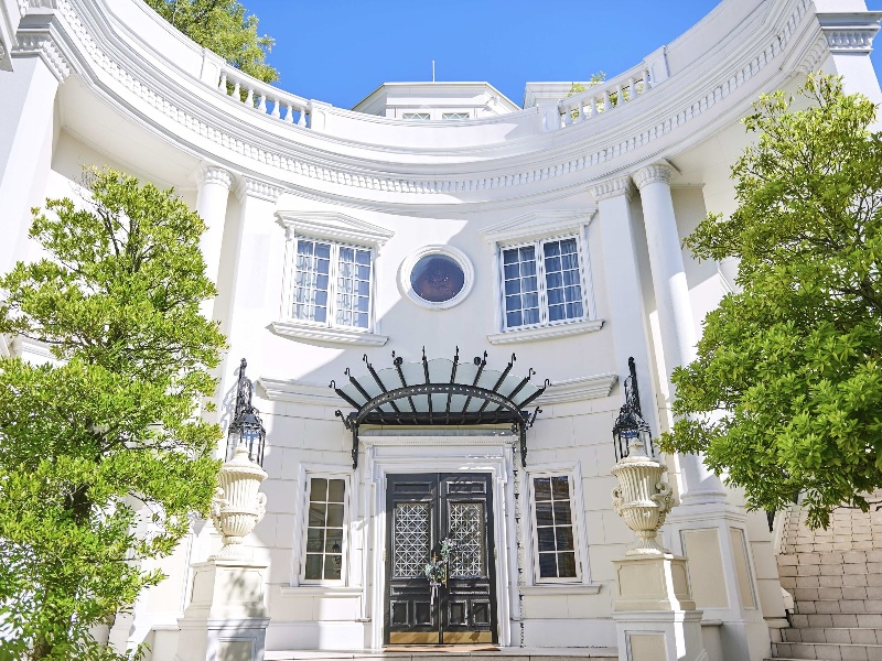 星ヶ丘駅徒歩5分の好立地。100名以上対応できる会場を2つ保有し、1フロア貸切施設です。