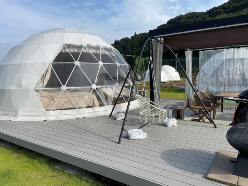 ドームテントとプライベートデッキで過ごす、贅沢なアウトドア空間