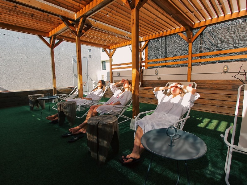 熱波後はテラスで外気浴＆ビールタイム