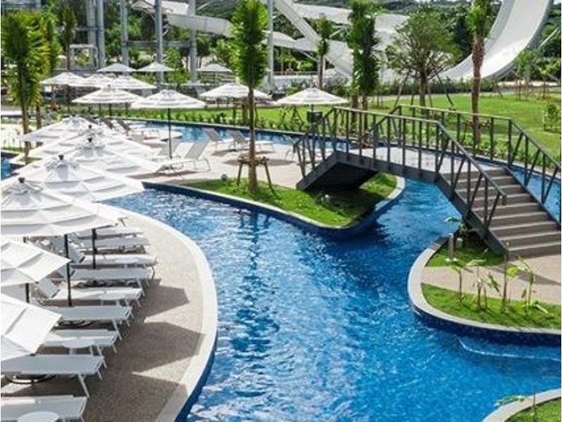 残波岬の青い海を望むリゾートプール。宴会やイベントの合間に、沖縄の太陽の下でリフレッシュできる贅沢な時間を。