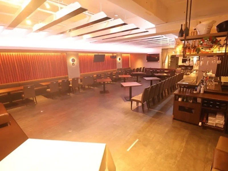 間仕切りやボックス席が無いため一体感のある会場作りが可能。