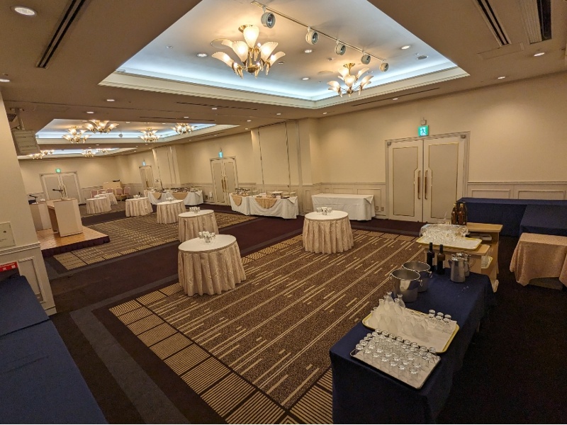 2F宴会場ローズ一例
　立食/ステージ/演台/司会台/バーカウンター