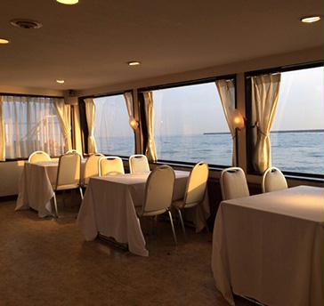 Luxe Cruiseは、ケータリングを外注でなく、自社でレストラン運営しているため、船上のお料理も「良いものを安くたっぷりと提供できる」という利点がございます。