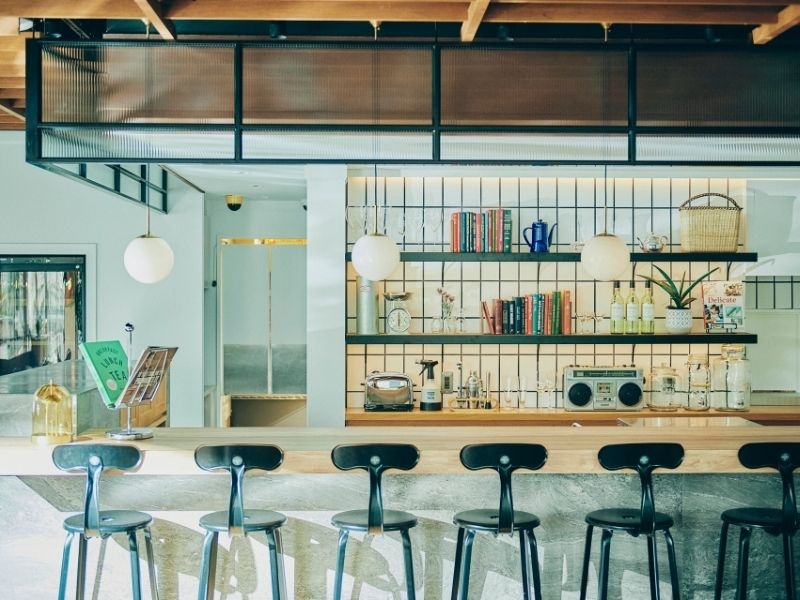 1FのBARスペースからドリンクを提供。BARのようにカウンターに座ってお酒を楽しむこともできます。