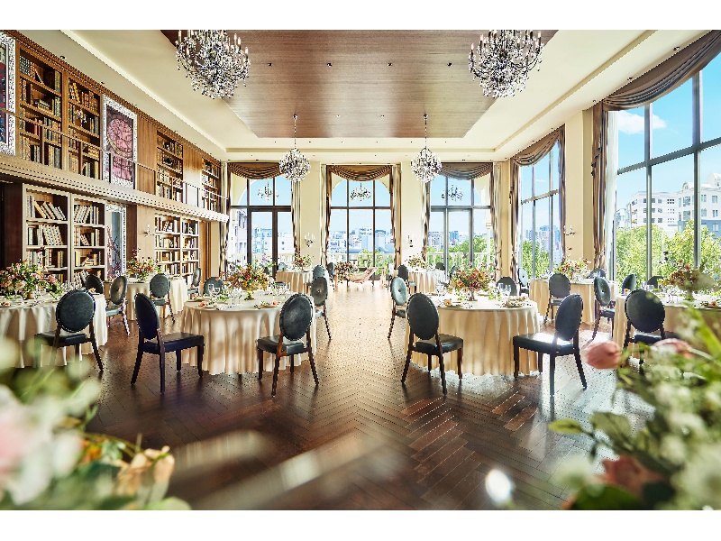 【ルビーノ】
宝石の女王とも言われるルビーの輝きをイメージした「RUBINO（ルビーノ）」
貴族の邸宅にある書斎をイメージして揃えられた書棚や、あたたかみのあるウッディな調度品は、まるで映画のワンシーンのような上質で豊かな世界観を演出します。