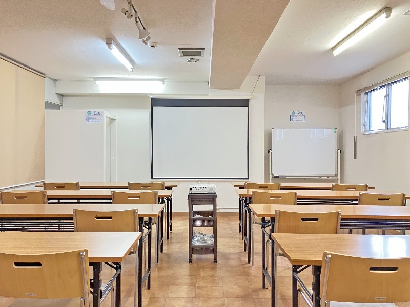 第三会議室は会場面積47m²となり、中人数の収容が可能です。収容可能人数は16人(最適人数)~3名掛け最大24人。プロジェクターも完備。
少人数の会議や打ち合わせ、面接会場等にちょうどよい広さです。簡易冷蔵庫・キッチンがございますのでお茶出し等が可能です。