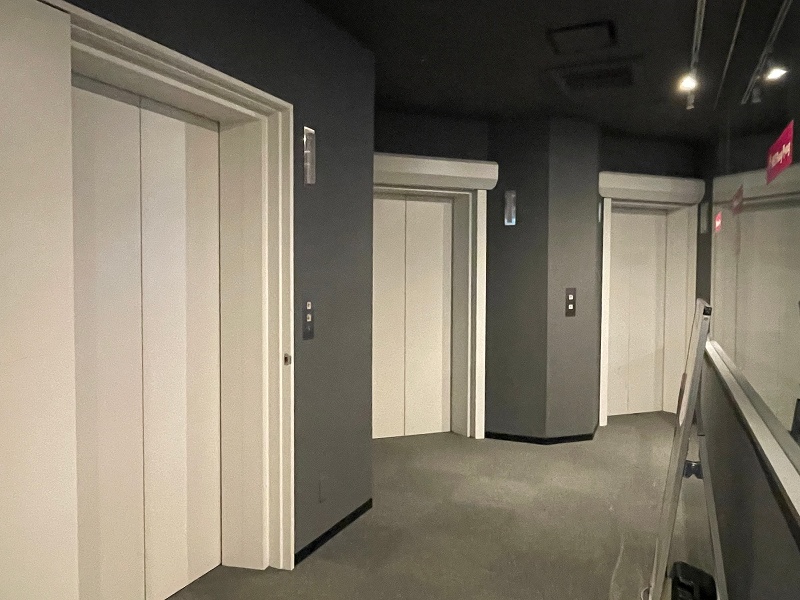 入口はエレベータが3機ございます。