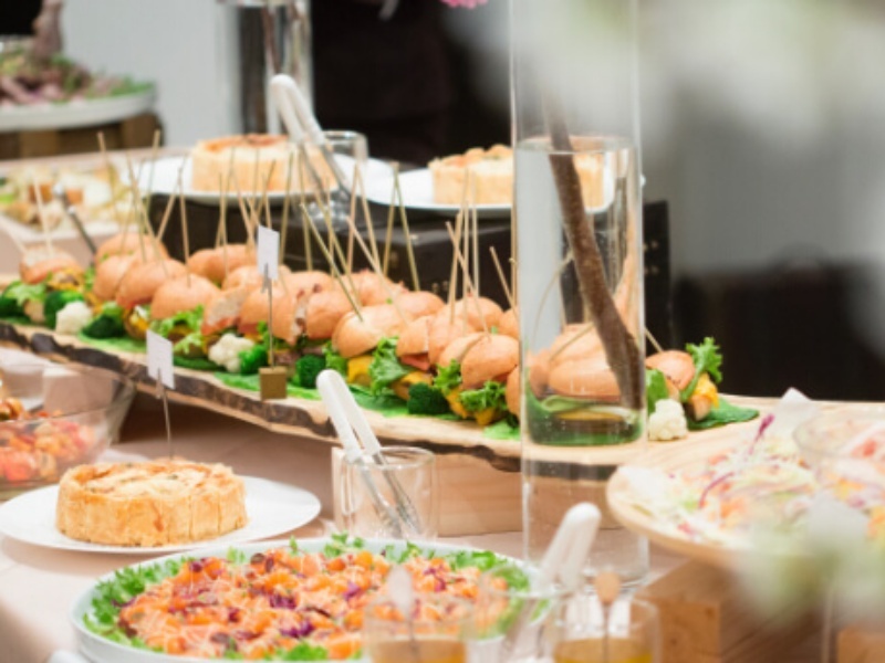 色とりどりの料理が並ぶ豪華なビュッフェ。見た目にも華やかな一品一品が、パーティーの食卓をより楽しく盛り上げます。