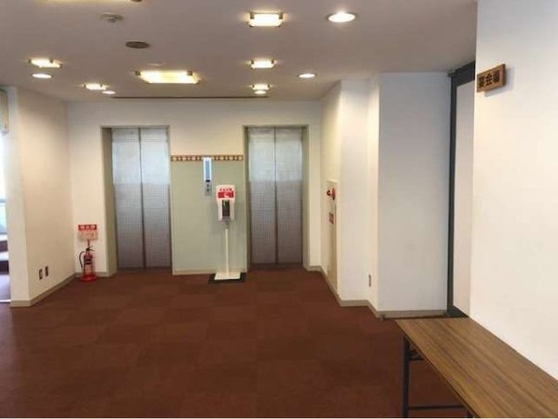 2階エレベーター前のエントランス