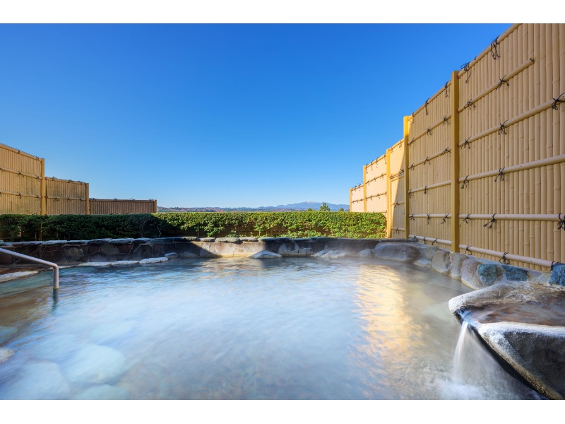 【露天風呂】栗駒山を望める露天風呂。