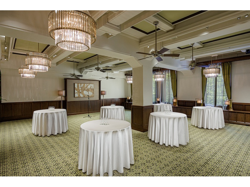 3F THE LIVING ROOMザ リビングルーム
・面積 108㎡
・天井高 3.0 - 3.7m
・着席 66名様 / 立食 82名様
・スクール形式 72名様
・シアター形式 110名様
・スクリーンサイズ 120インチ/16:9(2面有)