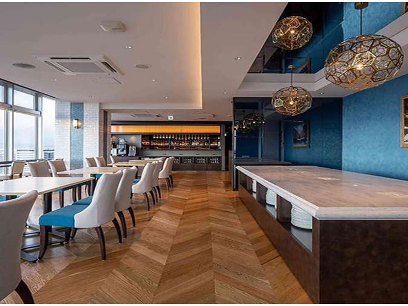 ナチュラルな木目とやわらかな光に包まれたダイニング。ゆったりとした空間設計で、ゲスト同士の会話も自然と弾みます。