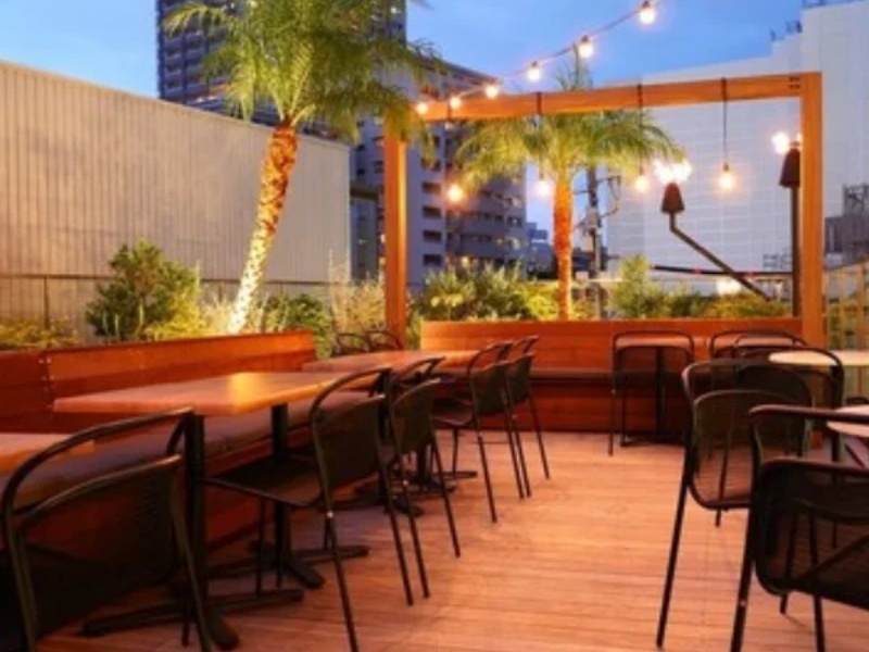 【テラス】
開放的な空間で、気心知れた仲間たちと楽しい時間をお過ごしください