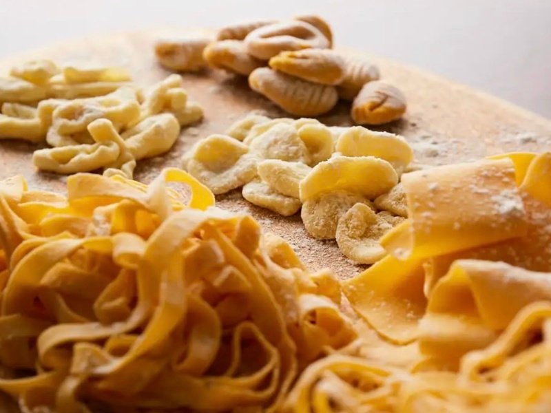 自家製パスタのバリエーションは、14種以上！イタリア産セモリナ粉を使い、厨房で丁寧に手打ちしています。具材やソースによって、手打ち生麺と乾麺を使い分けます。それぞれのパスタの多彩なおいしさを味わってください！