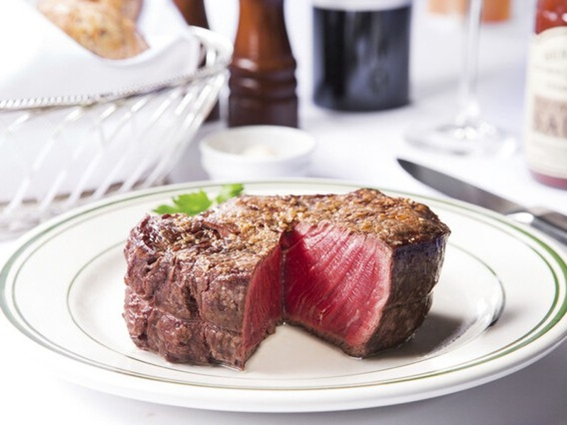 とろけるような食感と上品な旨味、熟成フィレミニョンは特別な日にふさわしい逸品です。