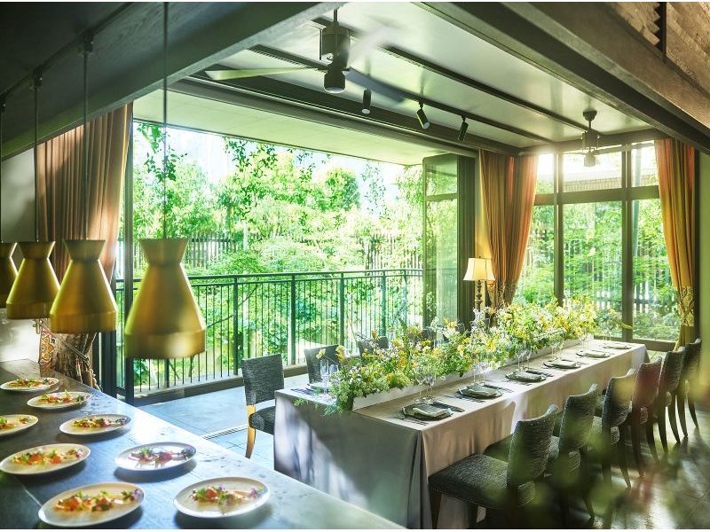 1F【レストラン】
オープンキッチンからお料理の香りが広がり、シェフが目の前で仕上げるパフォーマンスが楽しい◎
大きな窓からの自然光と、緑豊かな景色を臨めます。
プライベートなご会食や、お料理教室、撮影など、様々なシーンでご利用可能です。
