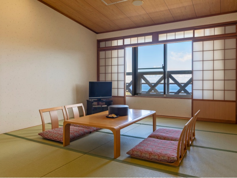 穏やかな海を望むくつろぎの和室。
