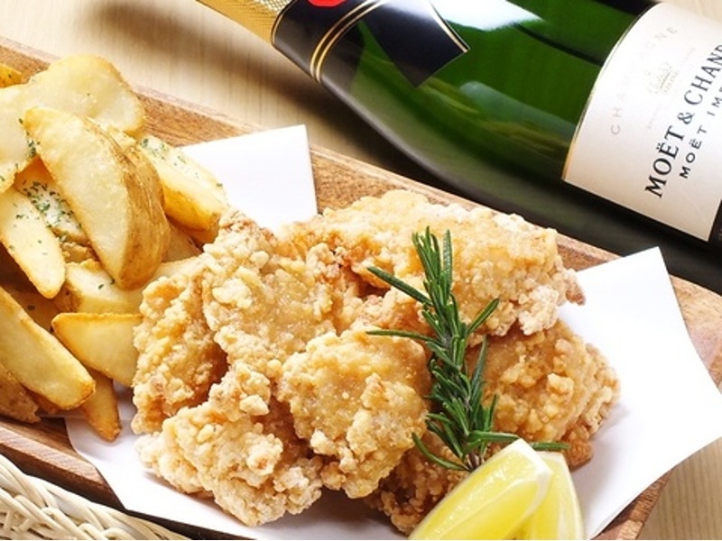 ちょっとしたおつまみにピッタリ！

あつあつのフライドポテトはお酒との相性抜群！　色々なフレーバーもご用意しております！食べ飲みながらダーツやカラオケをお楽しみいただけます♪