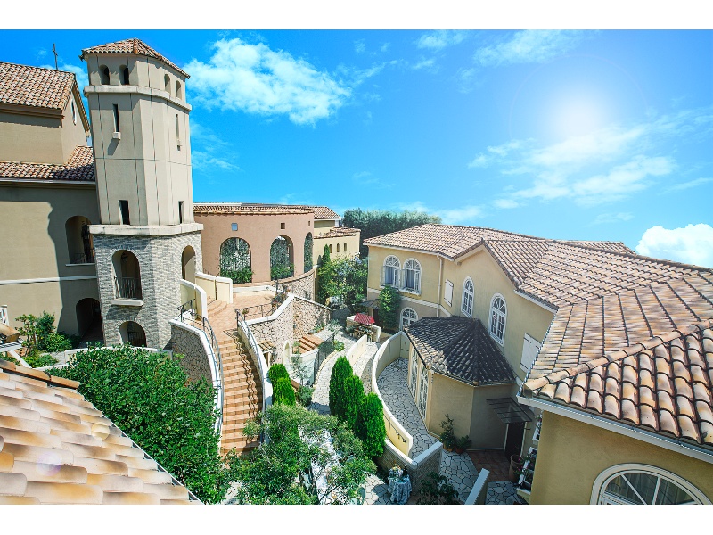 世界観が創りこまれた広大な貸切空間、天井高15mの教会、選べる2つの邸宅などふたりの理想を叶える設備が充実