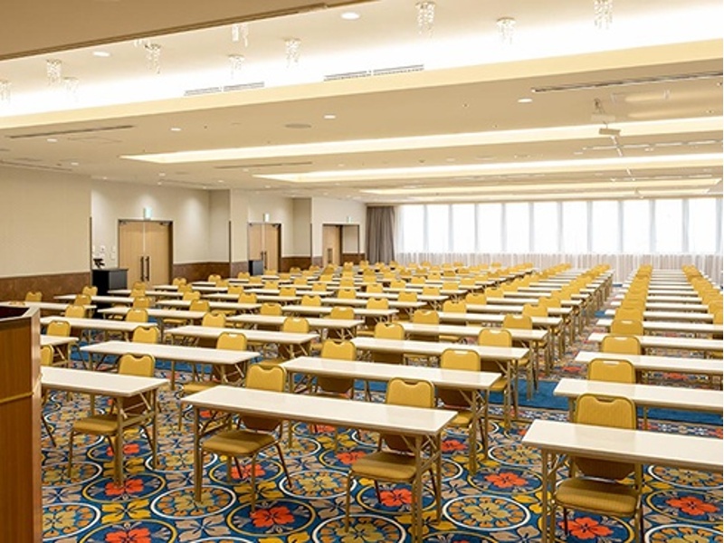 100坪を超える大会場が3会場。全社規模の総会や企業合同の集会に最適な洋室大会場が3フロアございます。