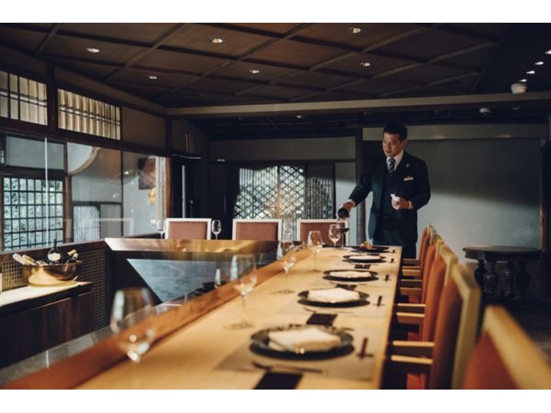 【高台寺 極‐KIWAMI‐】
最高の食材を、最高の調理法で、シェフおすすめのワインとともに味わう、美食家のための隠れ家フレンチレストラン。11席限定のプレミアムシートでは、この世で一皿のお料理をオーダーすることも可能。ここは、あなただけのマイレストラン。
