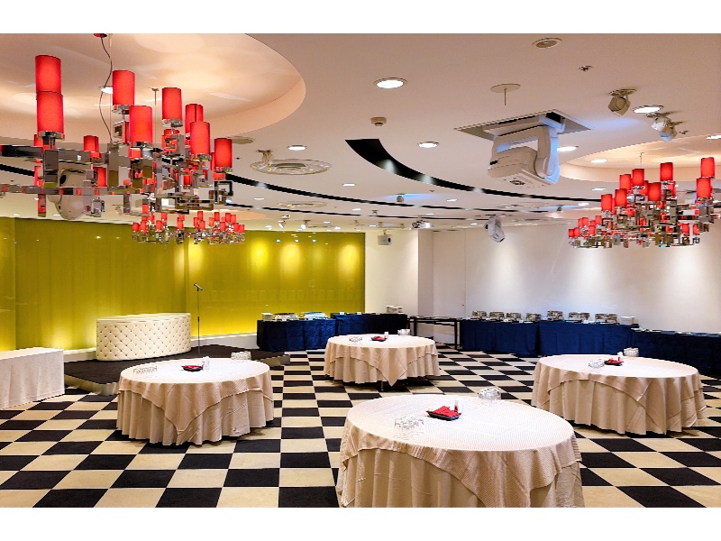 ピレネーの間
立食ブッフェスタイル