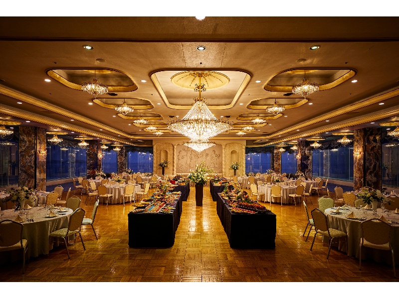 相模灘を望む夜景とともに楽しむ華やかなディナービュッフェスタイルのパーティー。周年行事や懇親会、企業イベントに最適です。