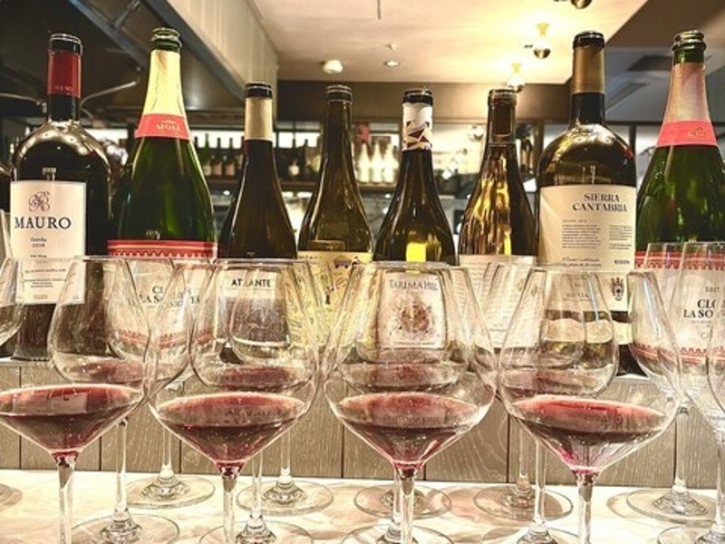 秀逸なスペインワインが揃う本格バル。ソムリエ厳選ワインと料理のマリアージュをお楽しみください。