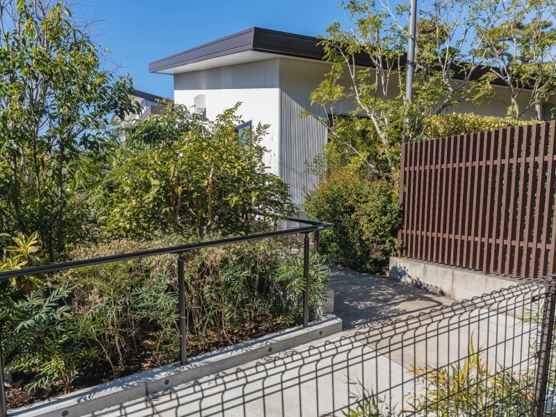 緑あふれる邸宅の外観から始まる特別な体験。ゲストを迎える瞬間から感動が生まれる、唯一無二の宴会空間です。