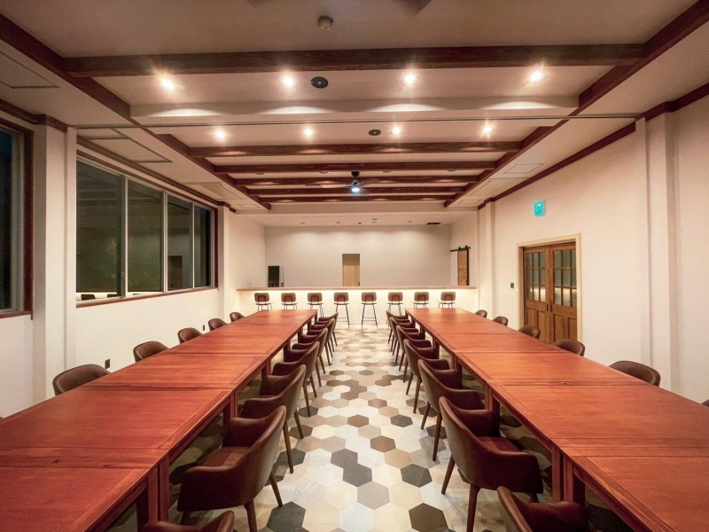 お食事会場
椅子・テーブル席でゆったりとお過ごしいただける、落ち着いた雰囲気のお食事会場です。約100畳の広々とした空間は、間仕切りによって柔軟にレイアウトを変更できます。