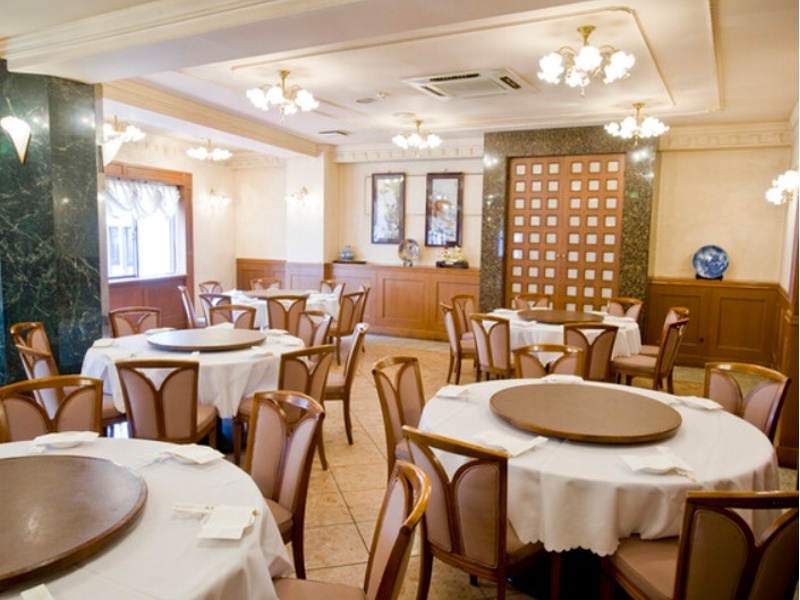 元町駅徒歩3分、南京町すぐの好立地。伝統美と現代的センスが融合した個室空間で、本場仕込みの香港風広東料理をご堪能ください。最大180名様まで対応可能です。