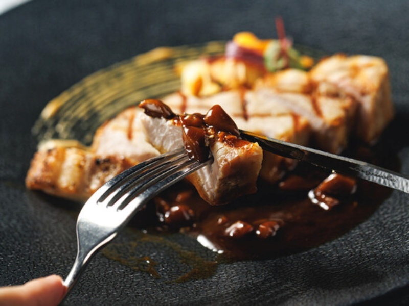 濃厚なソースと食材の旨みが絡み合う、印象的な一皿。素材の組み合わせにもシェフのこだわりが光ります。