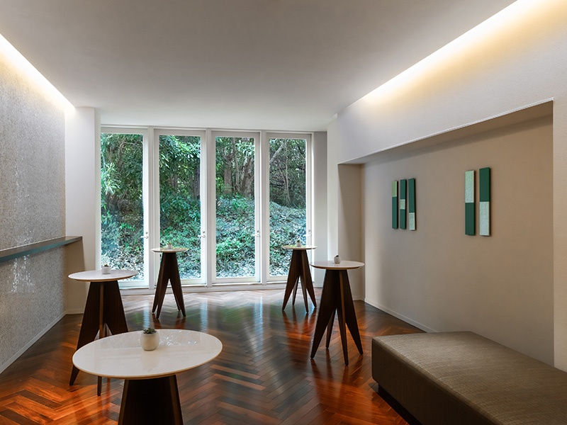 会場と同様に、寄せ木張りのフロアの温もりあるホワイエ（ウエイティングスペース）。ウエルカムドリンクサービスの場としてもご利用いただけます。