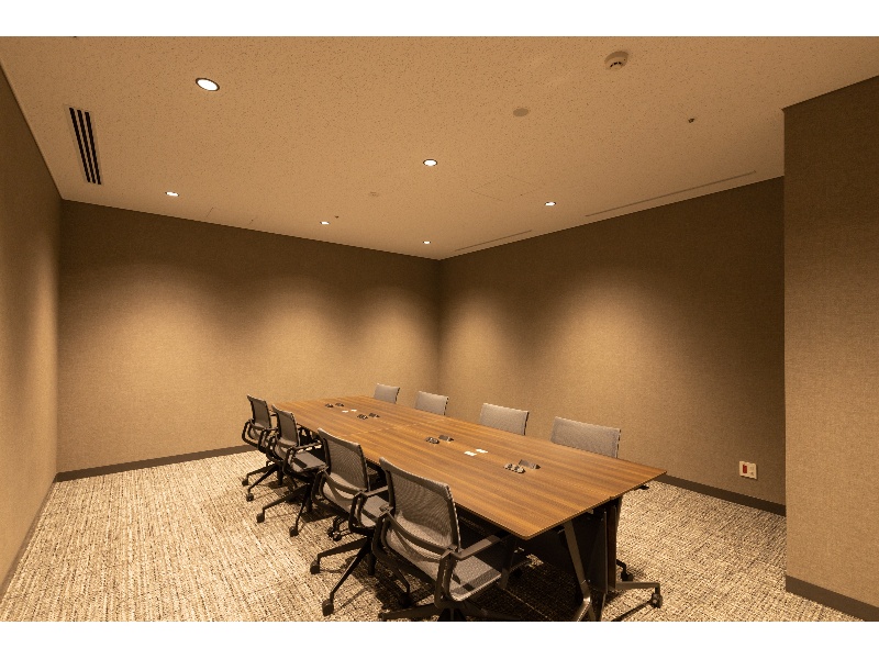 Meeting Room 2(8名)
落ち着いたトーンで安定感のある座り心地の椅子を採用し、会議に集中していただきやすい空間です。打合せや控室、社内外のミーティングや商談にも適したお部屋です。