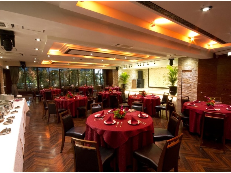 店内：着席スタイルも立食スタイルも思いのまま。特殊照明を駆使して、イベントも大盛り上がり間違いなし！