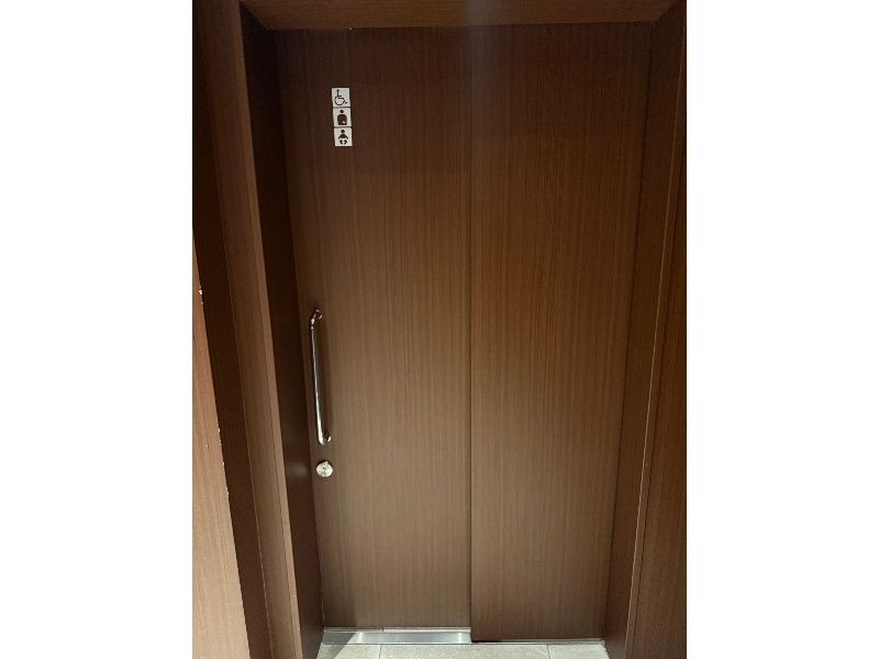 スロープもあり、バリアフリートイレも普通のトイレと分かれていてバリアフリー対応しております。