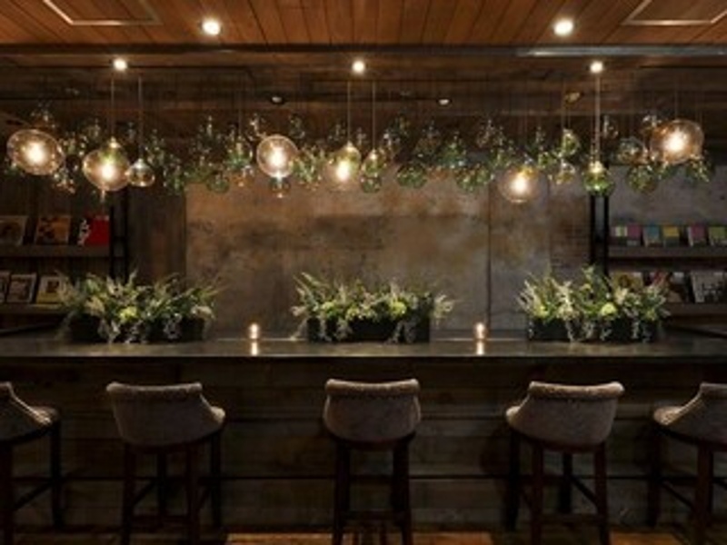 お一人でゆっくり読書をしたり、友人との食事、あるいは音楽イベントを楽しんだりと、多目的にご利用できます。