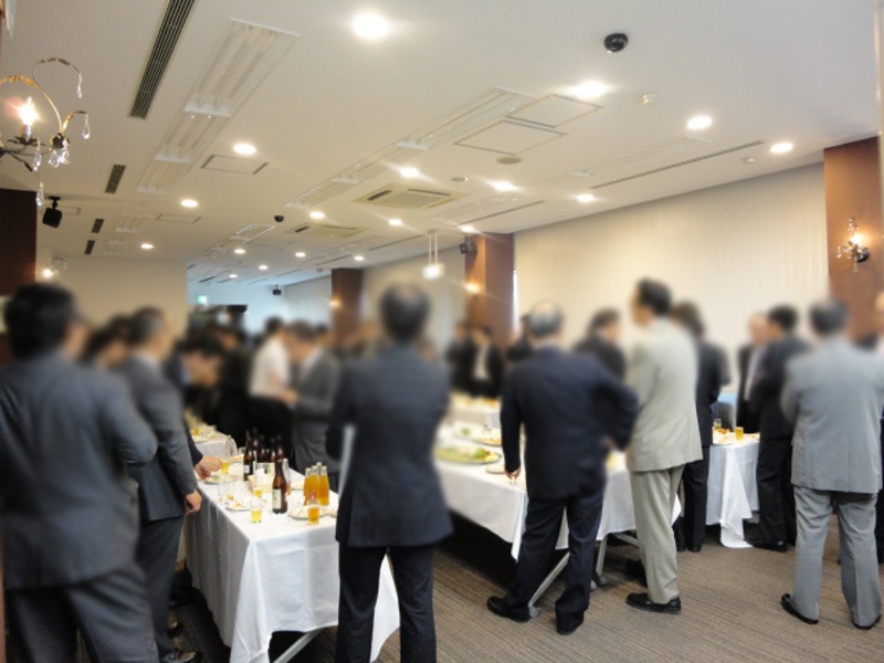 懇親会を開催されたお客様です。レストランや居酒屋の大部屋には入りきらない人数で、カジュアルにパーティーを開催されたい場合に適しております。