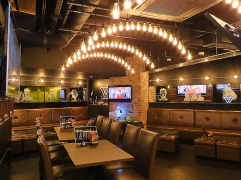 仕事帰り・2次会・新歓・サークル利用などで楽しめる空間＆コンテンツをご用意いたしました！人と人との繋がりをコンセプトにした当店、みんなで一緒に遊びましょう！ダーツ・カラオケ・ゲームや飲み放題などございます♪