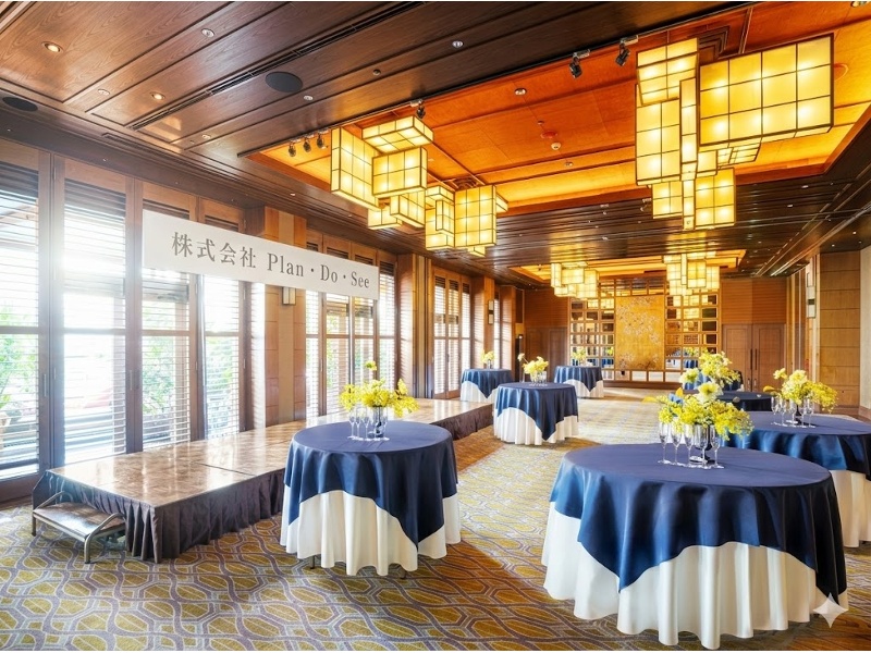 障子を思わせる照明や桜の舞う絵画等、奥ゆかしい和のしつらえをベースに、港町神戸ならではの異国文化感じる会場。和モダンな空間が上質で落ち着いたムードを演出。