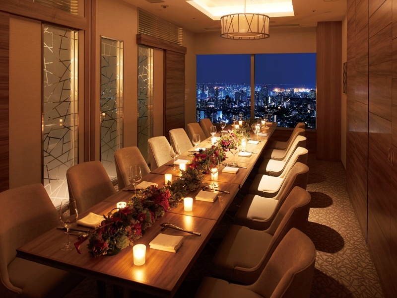 個室
落ち着いたプライベート空間が保たれた個室では大事な人とのお食事会にピッタリ