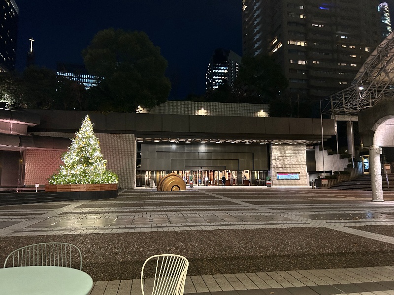 目の前にはサントリーホールとアーク・カラヤン広場
クリスマスシーズンには大きなツリーも