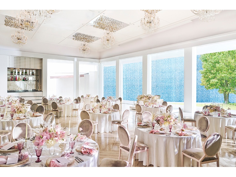 【アイリス】
白で統一された華やかで明るい「IRIS(アイリス)」
天井に輝くシャンデリアとガラス張りの大階段が印象的な、気品あふれるラグジュアリー空間です。