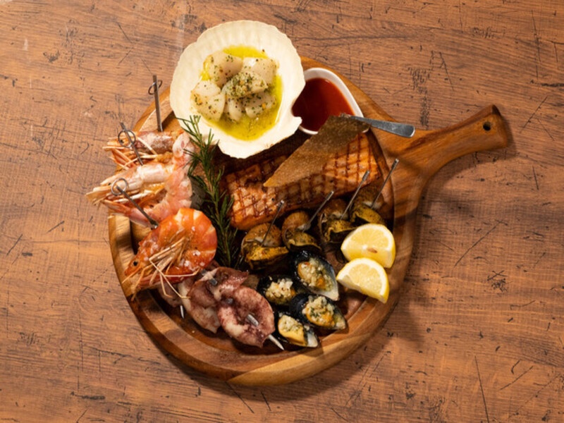 サーモン、海老、烏賊、帆立等の魚介６種を各々違った味付けでお召し上がりください！