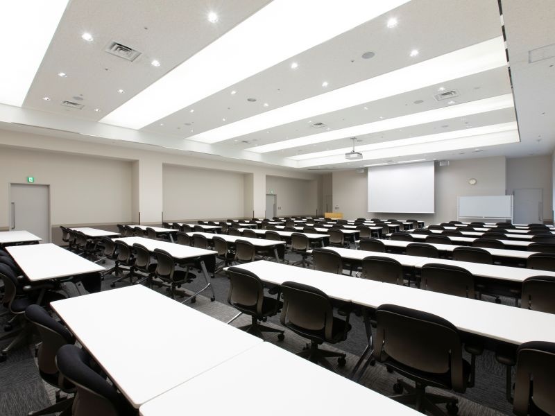 ホール（230㎡）
スクール最大140名　島型最大72名（6名×12島）
