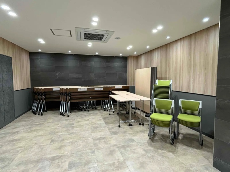 キャスター付き折畳みテーブル（二人掛け）15台　
作業用テーブル　6台　
椅子　30脚
パーテーション　4つ　