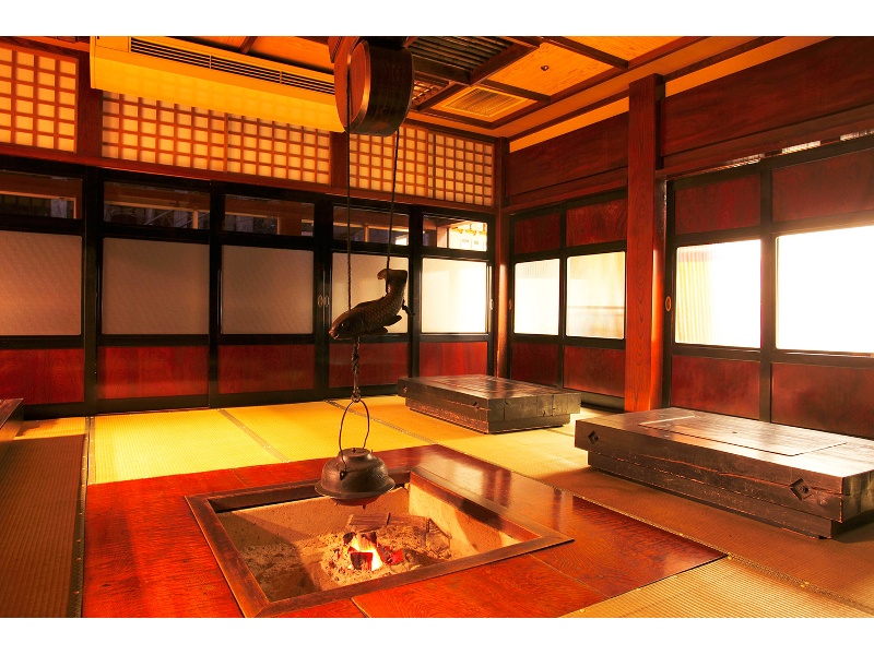 築百年の古民家の囲炉裏を囲んで美味しい炭火料理をどうぞ。
昔なつかしい畳の座敷にテーブル型の趣きある囲炉裏は、まるでおばあちゃんの家に帰ったような懐古に包まれています。
最大１１５名様までの団体利用も可能。
ふすまの仕切りで半個室としてのご利用もいただけます。