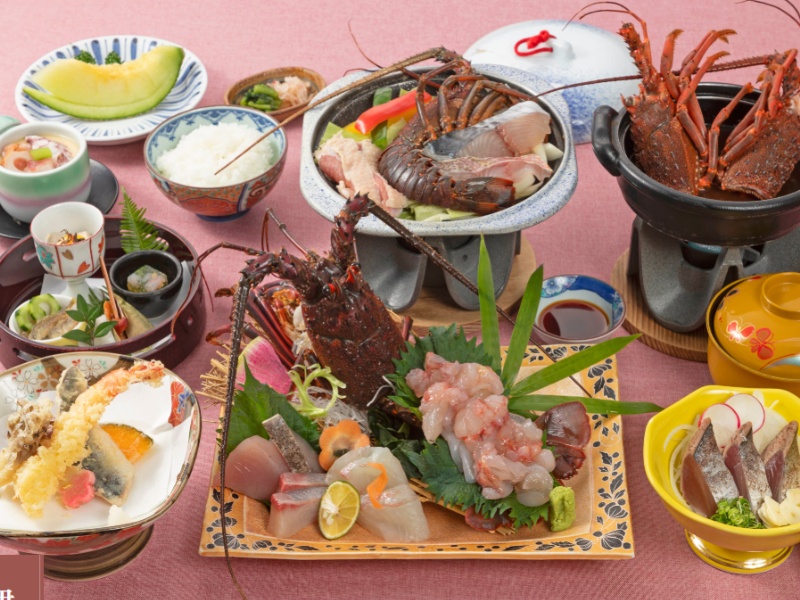 地元自慢の伊勢海老を姿造りで味わい、陶板焼きや海の幸を堪能できる会席です。